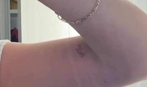 Le tatouage de Gigi Hadid @Vogue Le tatouage de Gigi Hadid @Vogue