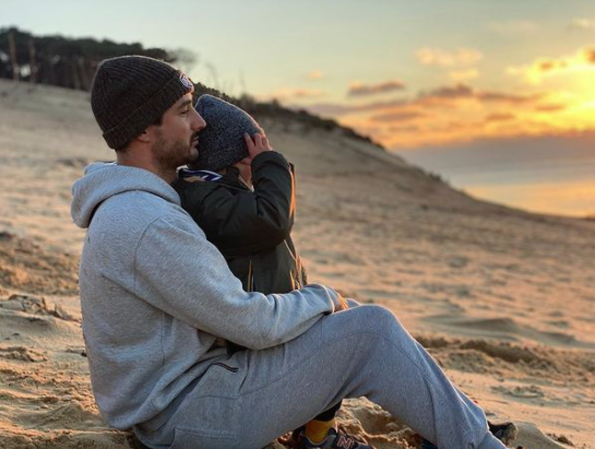 Jérémy Frérot sur le plage avec son fils Lou Jérémy Frérot sur le plage avec son fils Lou