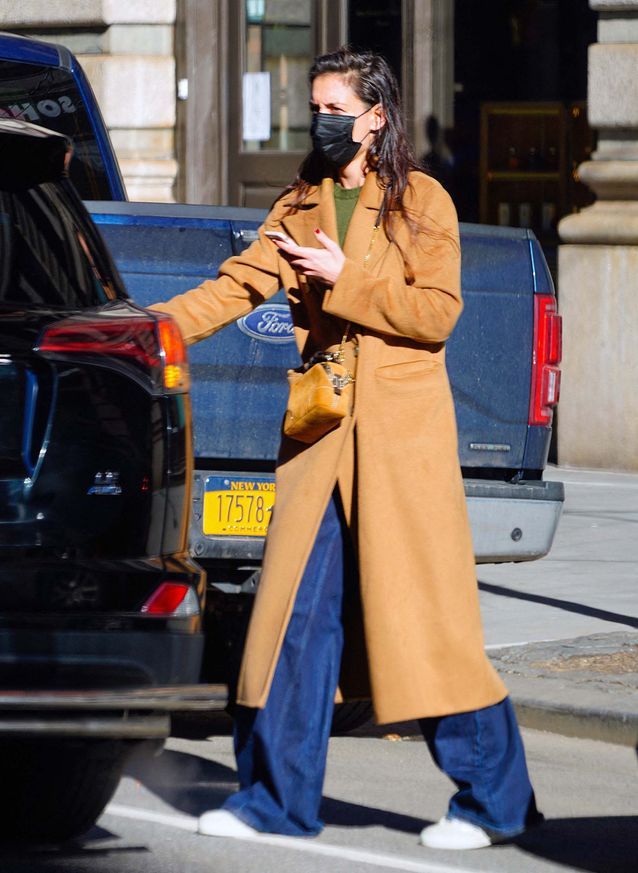 Katie Holmes et son baggy@ Backgrid USA/ Bestimage Katie Holmes et son baggy@ Backgrid USA/ Bestimage