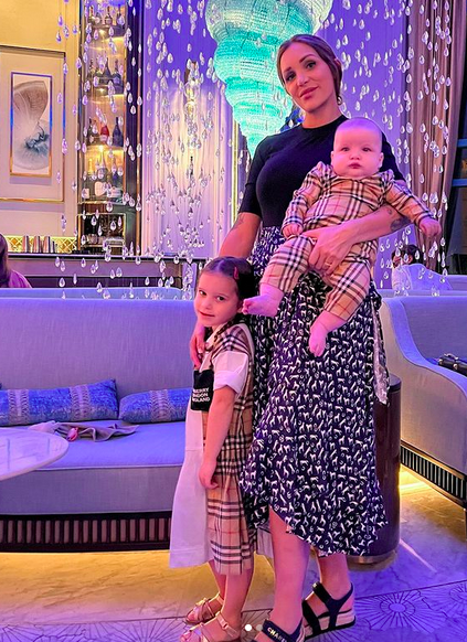  Julia Paredes et ses deux enfants @ Instagram