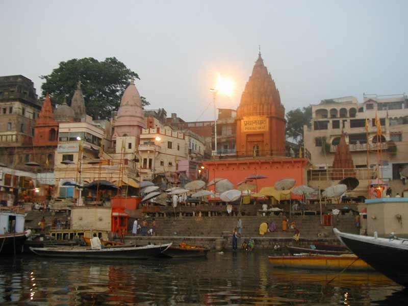 Une indienne part avec l'argent de ses douze maris