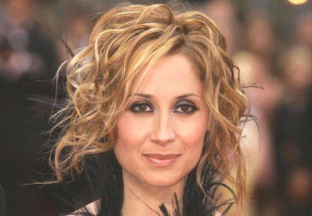Lara Fabian : Elle rompt via Facebook !