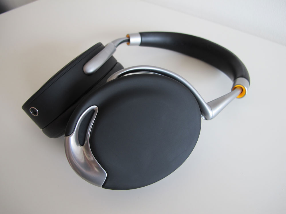 Carla Bruni-Sarkozy : Nouvelle égérie du Parrot Zik