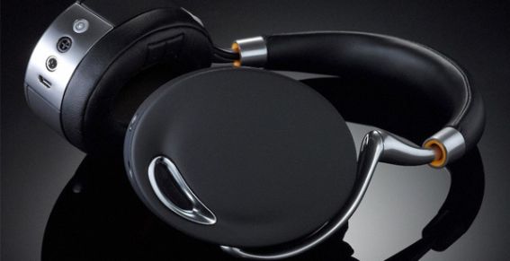 Carla Bruni-Sarkozy : Nouvelle égérie du Parrot Zik
