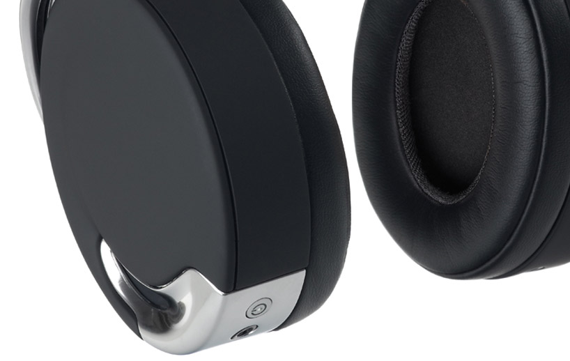 Carla Bruni-Sarkozy : Nouvelle égérie du Parrot Zik