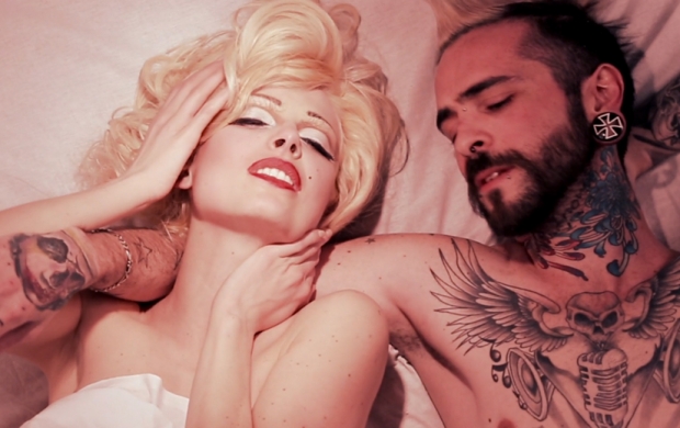 Elodie Frégé : Complètement nue dans son nouveau clip !