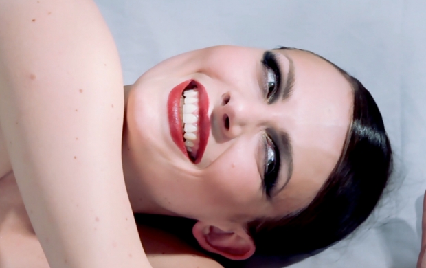 Elodie Frégé : Complètement nue dans son nouveau clip !