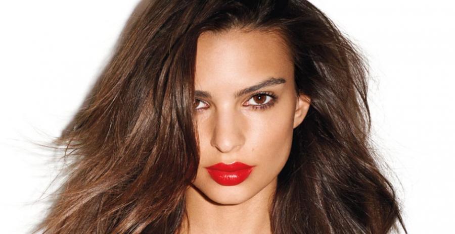Emily Ratajkowski toute nue sous son maillot de bain