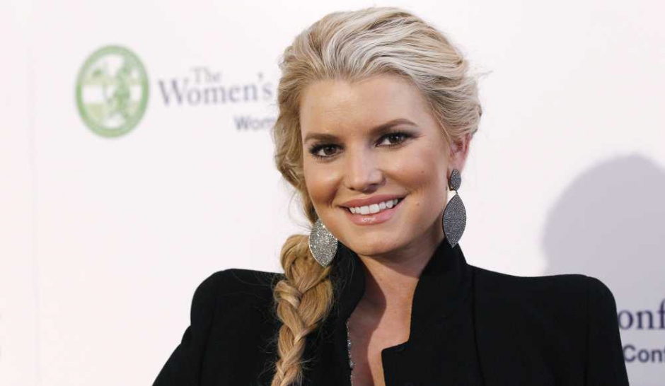 Jessica Simpson présente sa nouvelle collection de maillots de bain