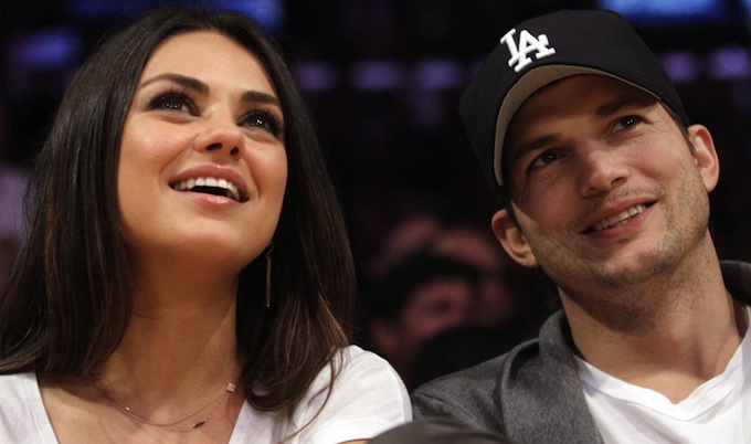 Ashton Kutcher et Mila Kunis piégés par la Kiss Cam lors d'un match de basket !