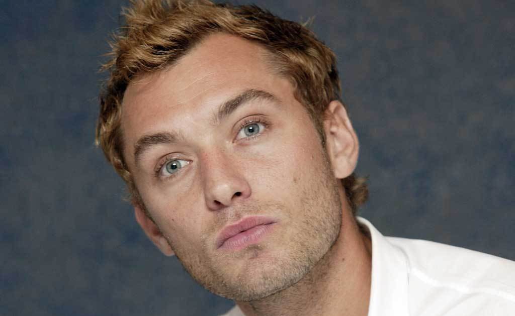 Jude Law : Ivre il se prend un râteau