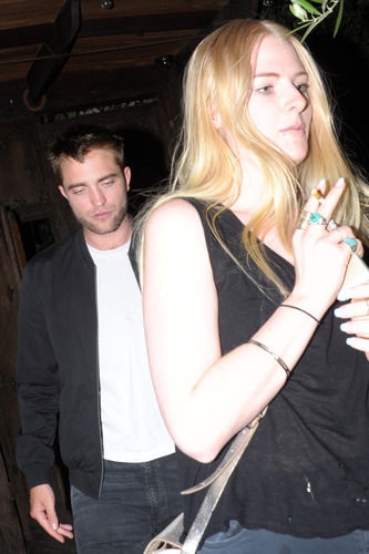 Robert Pattinson de nouveau en couple ?