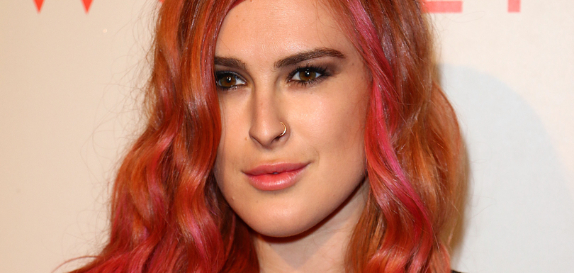 Rumer Willis ose les cheveux  roses et la robe transparente
