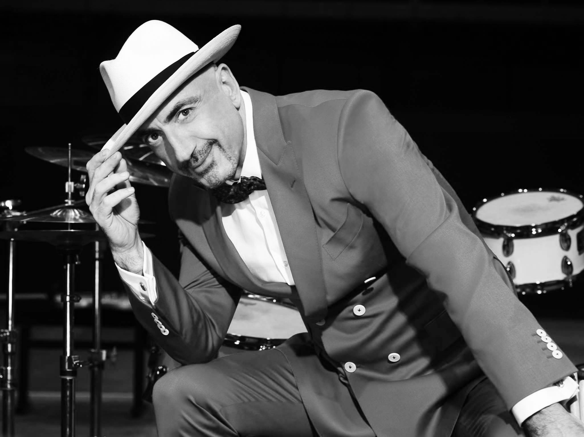 Découvrez le nouveau titre de Serhat,  Je m'adore !