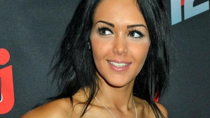 #AllôNabilla :  &quot;J'ai voulu faire supprimer des passages&quot;