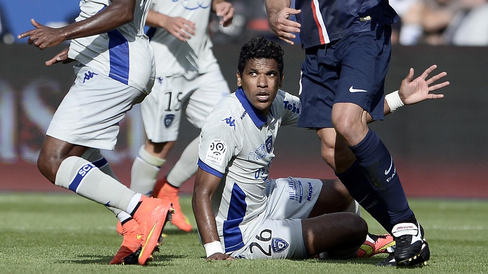 Le coup de tête de Brandao à Thiago Motta