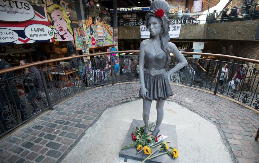 Amy Winehouse : une statue de bronze inaugurée en hommage à la chanteuse