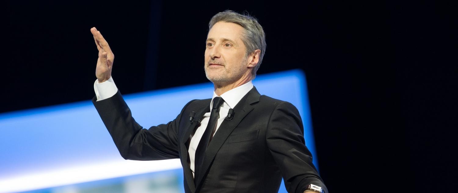 Antoine de Caunes enflamme la toile