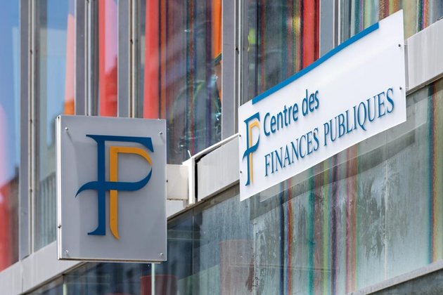 En guise de protestation, elle paie ses impôts en pièces de monnaie !