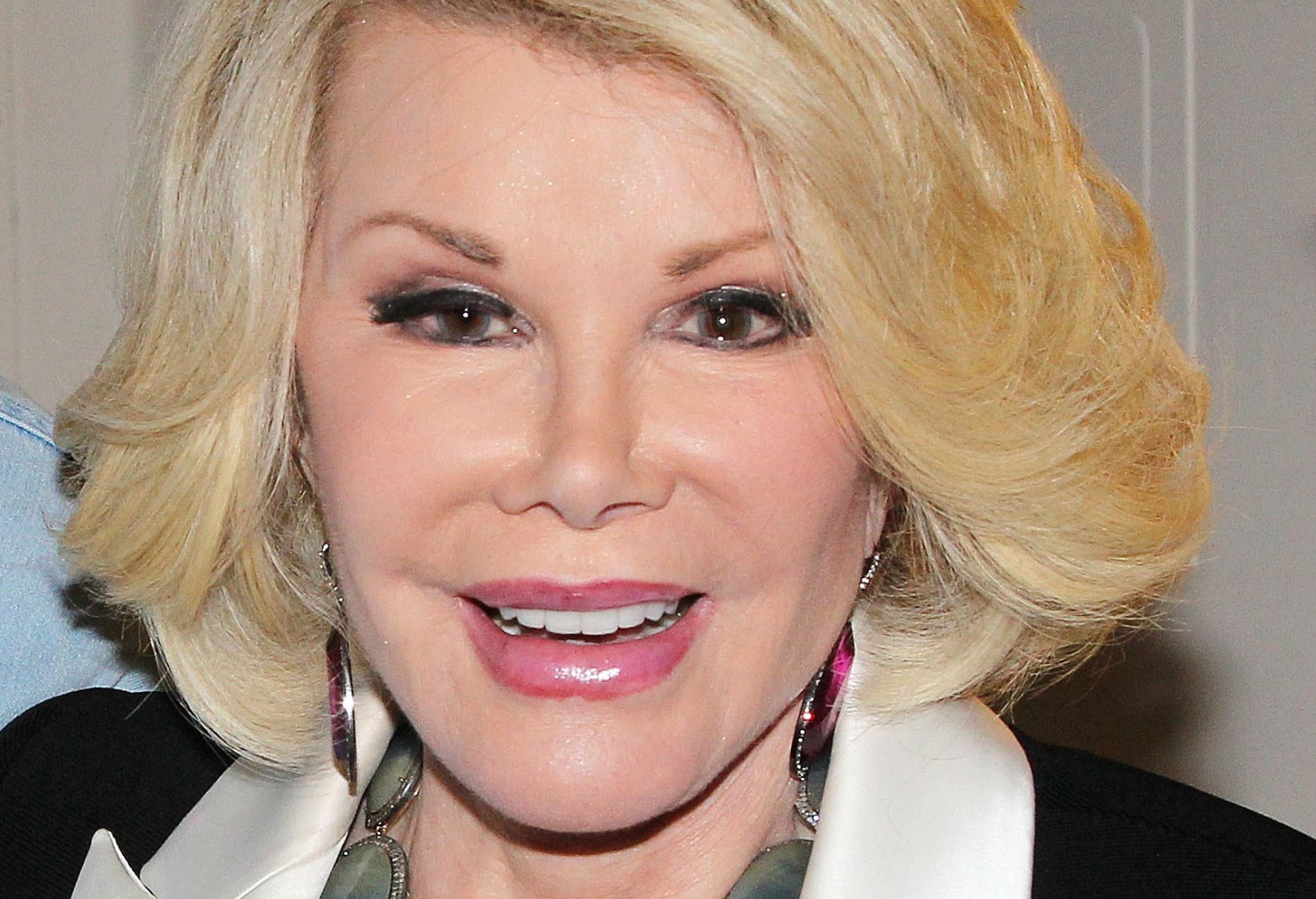 Le médecin de Joan Rivers dans le collimateur : Scandale, plainte et selfie de la honte
