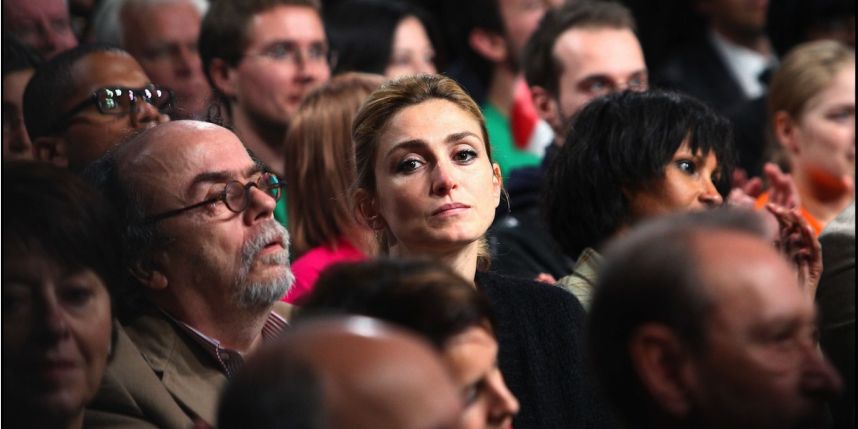 François Hollande et Julie Gayet en clients normaux dans un café parisien