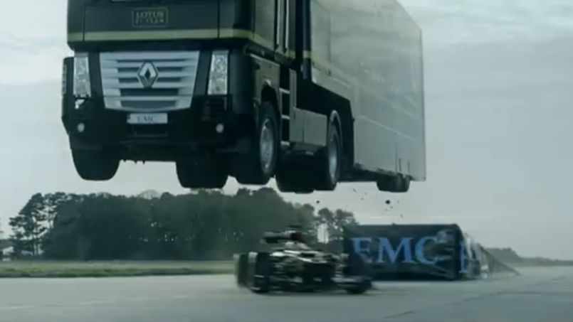 Un camion prend son élan et saute au dessus d'une F1 !