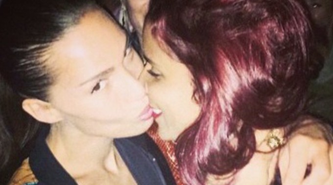 Shy'm s'explique sur son baiser lesbien