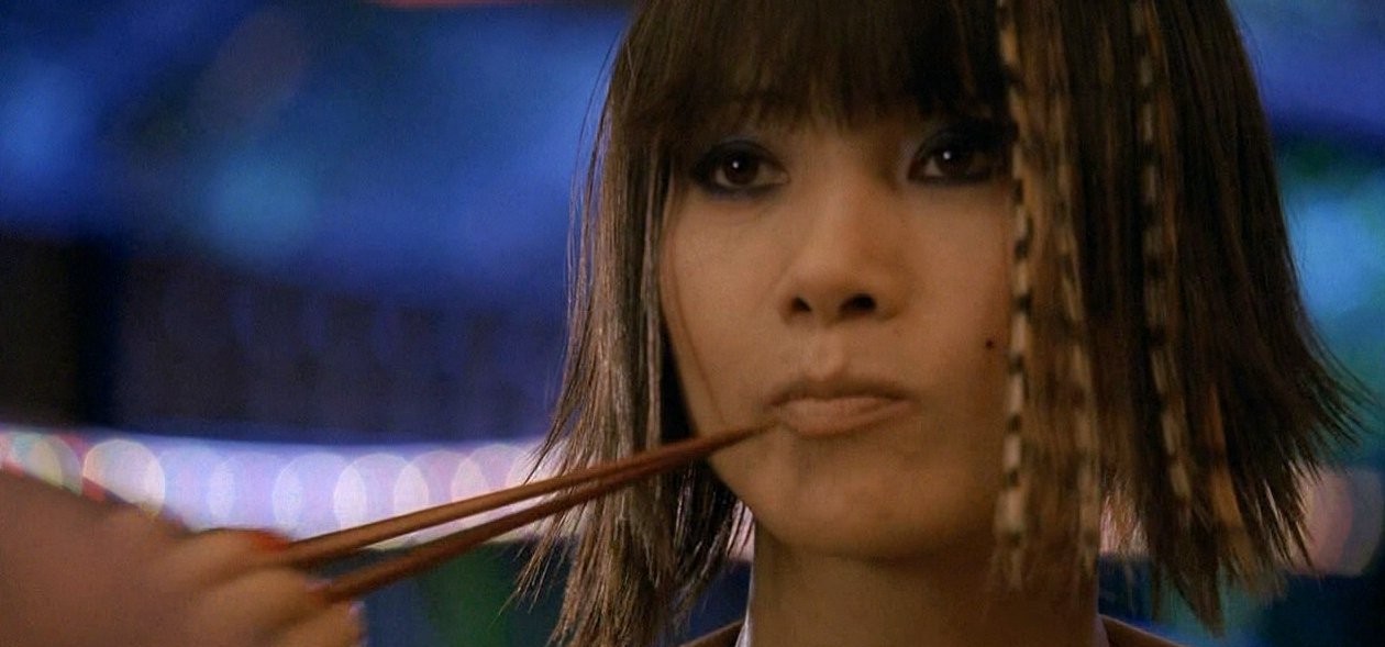 Le sein de Bai Ling dévoilé par une robe légèrement mal ajustée