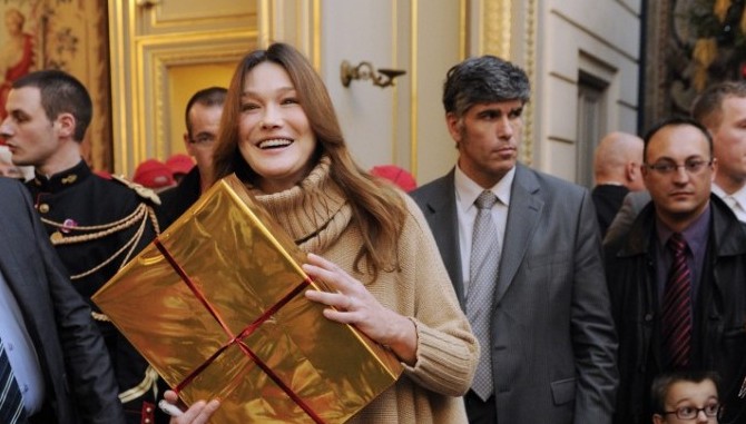 Carla Bruni: Sa chanson caritative "Noël est là" essuie un échec magistral
