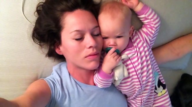 Voici ce qui arrive quand on fait la sieste avec un bébé !
