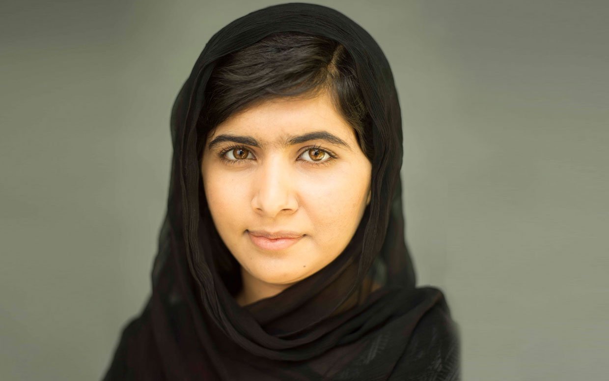 Malala Yousafzai : La jeune Prix Nobel de la Paix émotive devant son uniforme ensanglanté