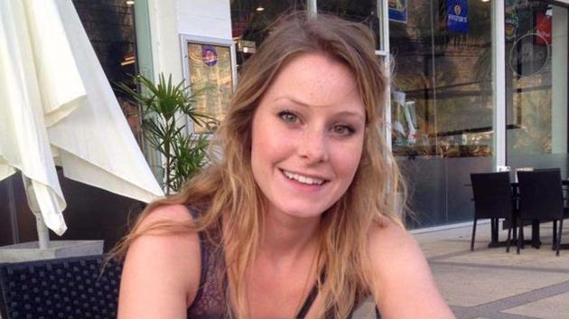 Il lui offre un tour du monde car elle s'appelle Elizabeth Gallagher comme son ex !