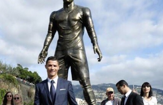 Cristiano Ronaldo met le paquet pour sa statue à son effigie