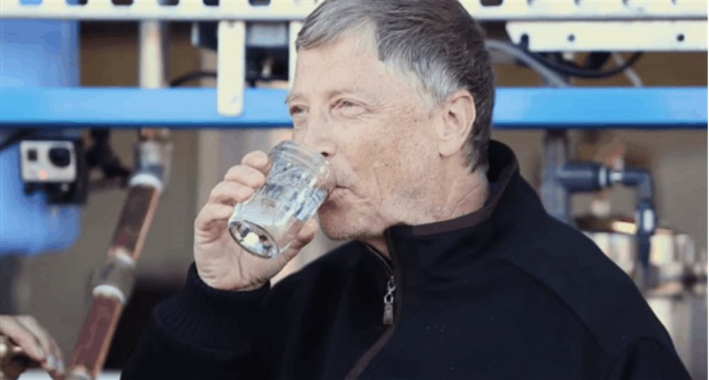 Bill Gates boit une eau à base d'excréments pour la bonne cause
