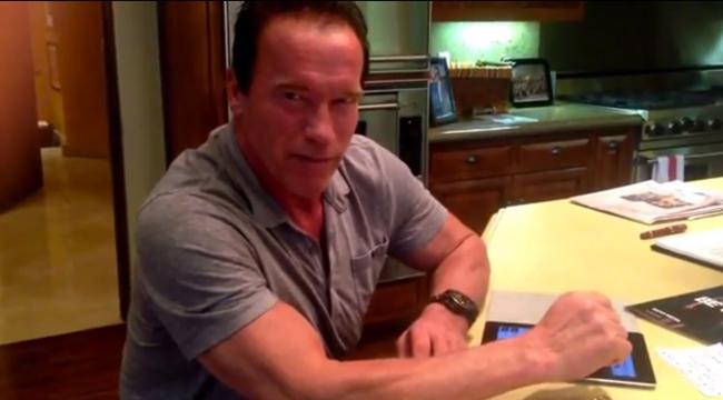 Arnold Schwarzenegger s'abonne à Charlie Hebdo : « Je me tiens aux côtés des Français »
