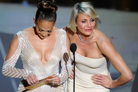 Jennifer Lopez... ou plutôt ses seins, affolent les Golden Globes !