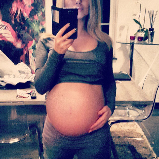 Stéphanie Clerbois très enceinte dévoile son baby bump