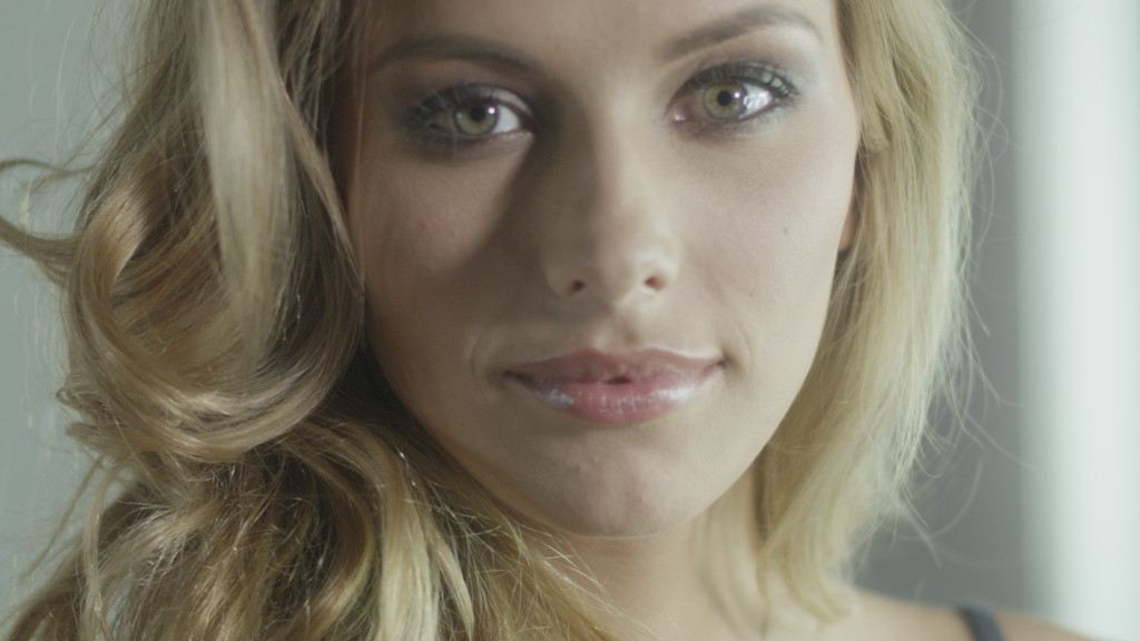 Camille Cerf se dévoile "Les petits seins, c