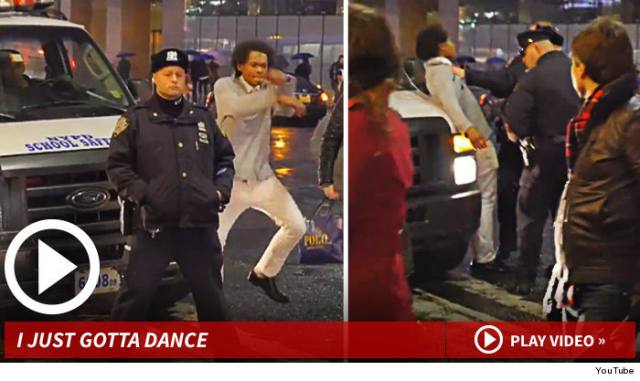Danser derrière des policiers de New York peut vous coûter cher, regardez !