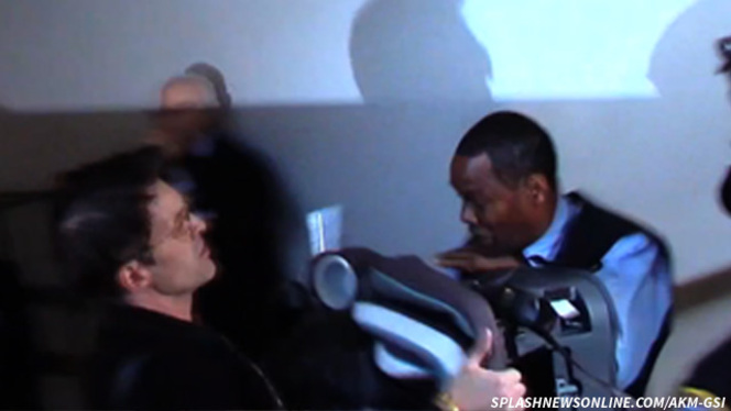 Olivier Martinez énervé par les paparazzi envoie valser un homme !