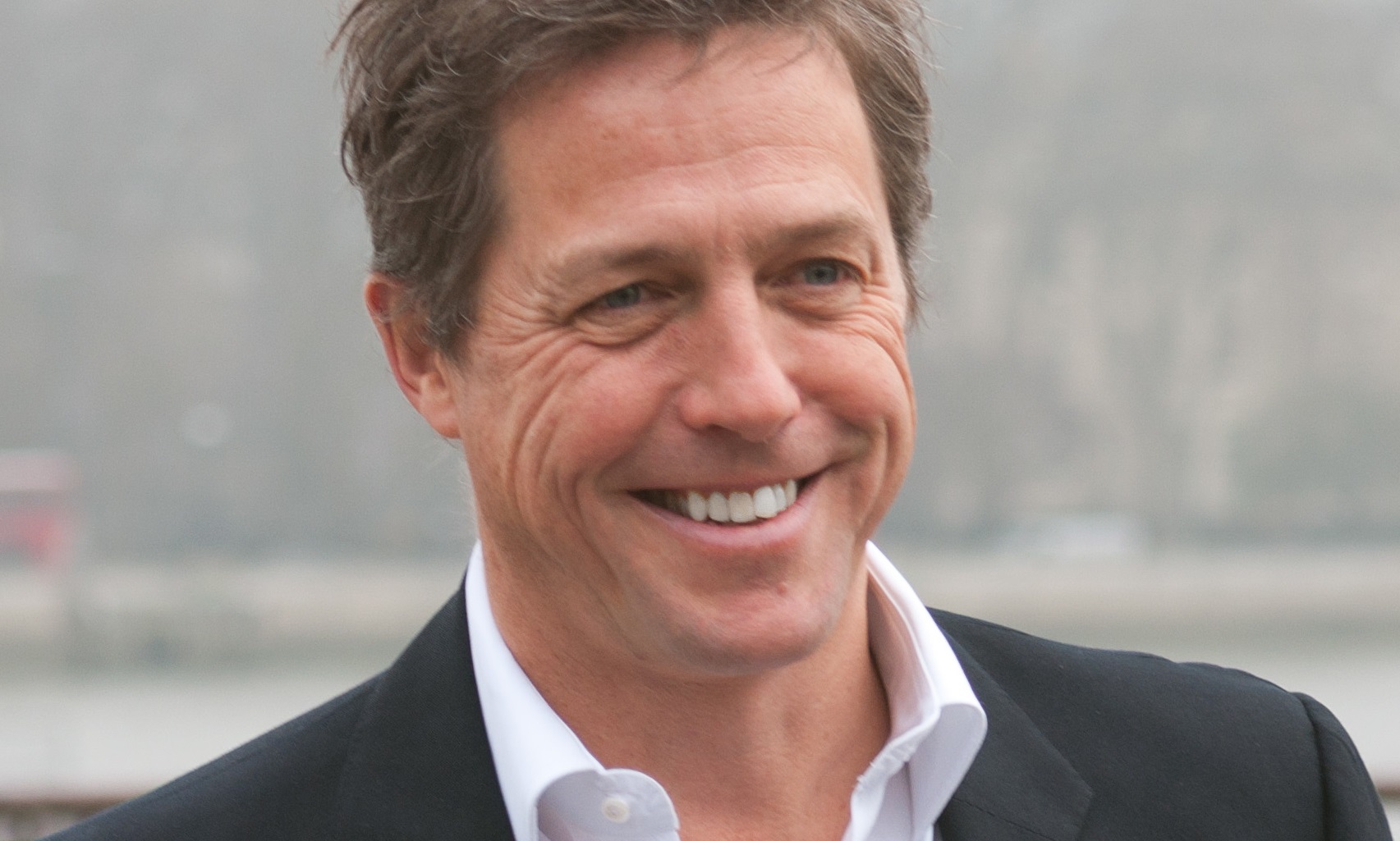 Hugh Grant célibataire : L’acteur ne croit pas au mariage