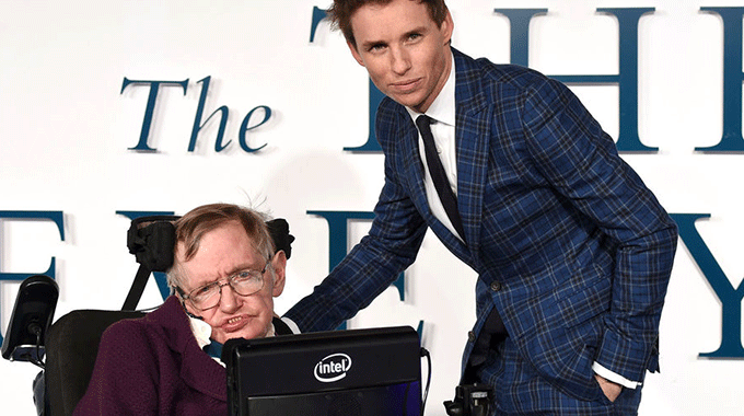 Oscars : Stephen Hawking félicite Eddie Redmayne, &quot;Bien joué Eddie!&quot;
