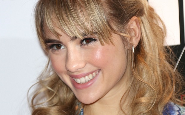 Suki Waterhouse repousse les tabous sexuels en créant des T-Shirts pornos