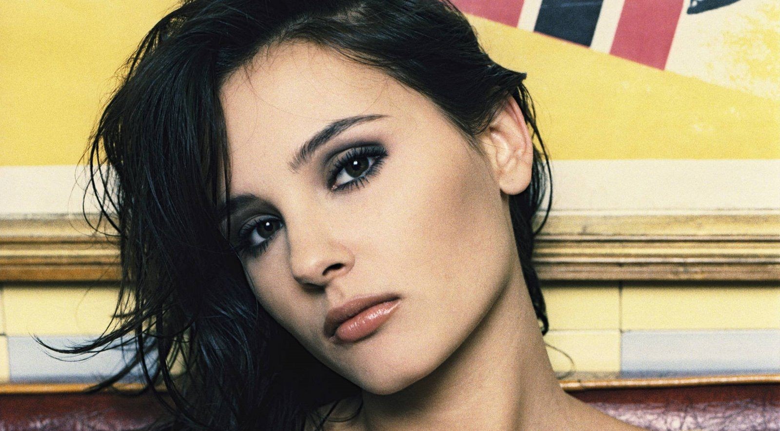 Virginie Ledoyen pose seins nus pour LUI