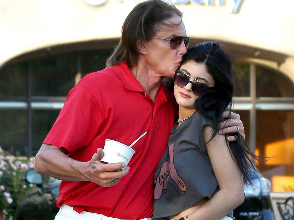 Bruce Jenner : Sa fille Kylie Jenner le soutient dans sa nouvelle vie de femme