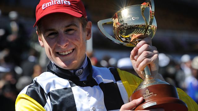 Un jockey perd son pantalon en pleine course !