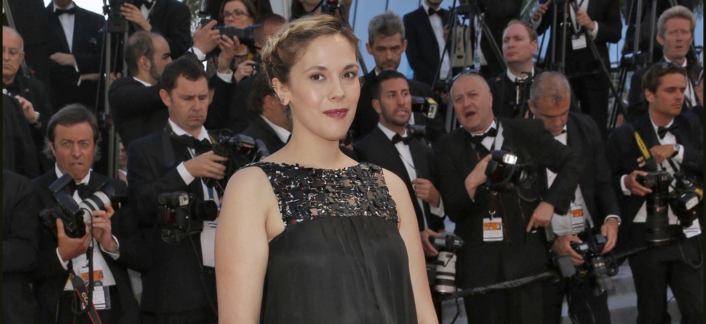 #FestivalDeCannes2015 : Alysson Paradis dévoile son baby bump sur le tapis rouge