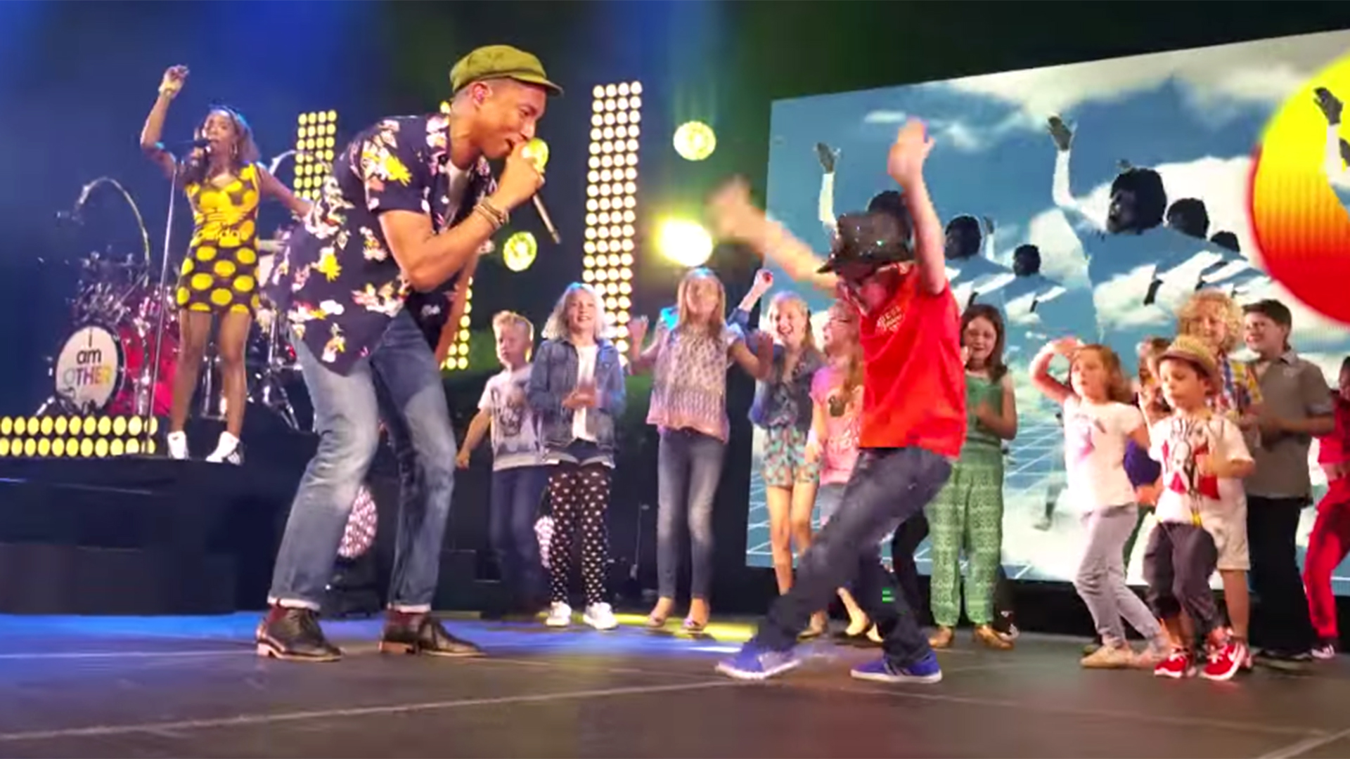 Un petit garçon pique la vedette à Pharrell Williams en dansant sur scène !