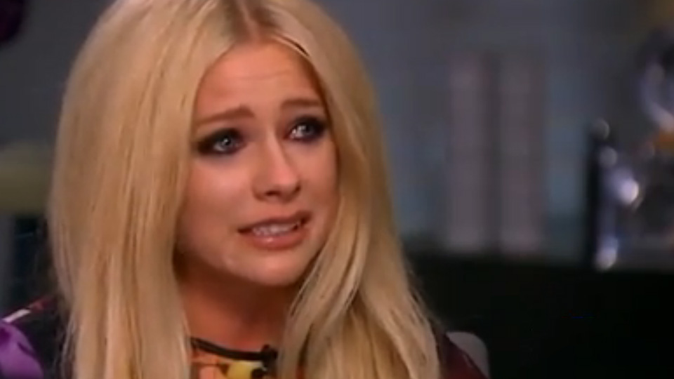 Avril Lavigne se confesse en larmes sur sa maladie
