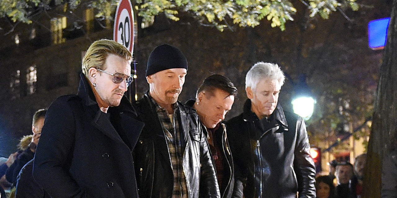 Attentats à Paris : Le groupe U2 se recueille devant le Bataclan (VIDEO)